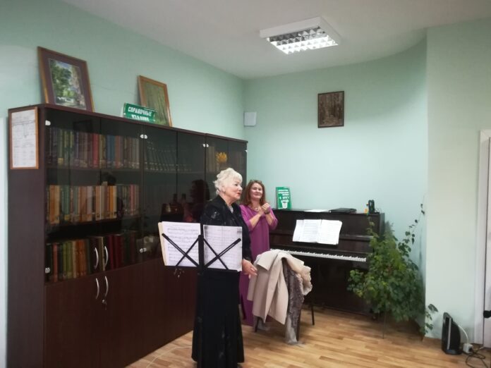 Заслуженная артистка России Татьяна Николаева выступила для подольской библиотеки