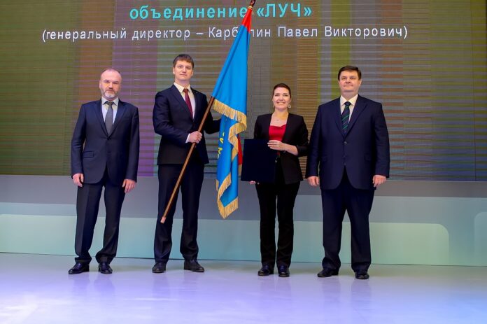 Лучшим предприятиям и организациям округа вручили переходящие знамена