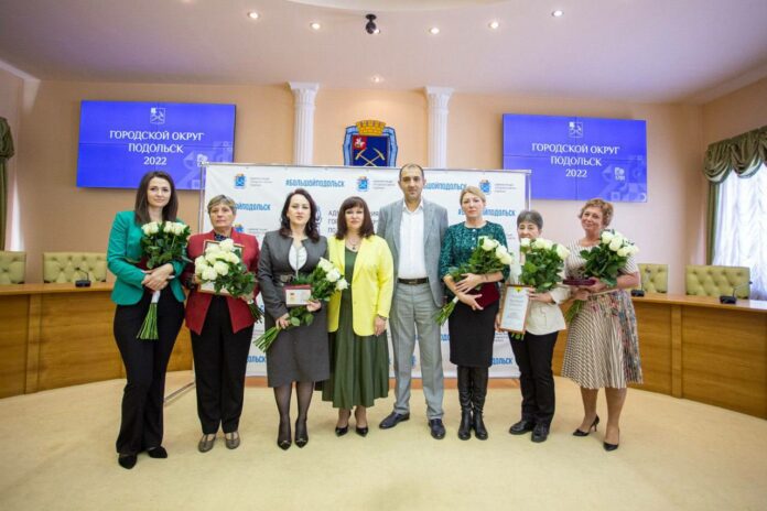 Награды за высокие результаты в борьбе с COVID-19 вручили в Подольске медицинским работникам