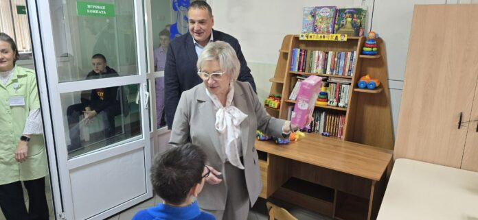 Однопартийцы привезли подарки юным пациентам соматического отделения Подольской детской больницы