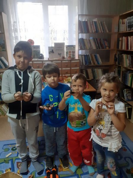 В библиотеке № 24 (Александровка) состоялся информационный час «В мире насекомых»