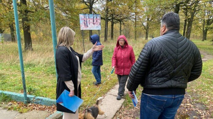 Партийцы проконтролировали уборку около торгового павильона в мкр. Климовск