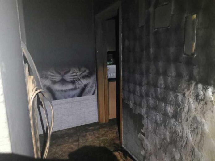 На Силикатной сгорела квартира, пострадал человек