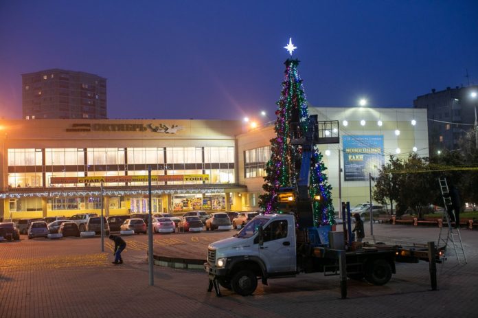 Около 100 новогодних елей установлено в округе на общественных и дворовых территориях