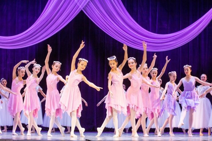 Праздник посвящения в студийцы «Приглашение к танцу» прошел в ДК «Октябрь»