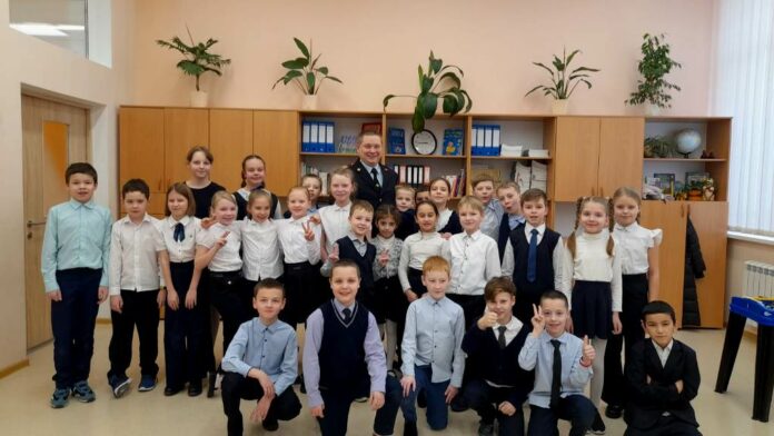 В Подольске участковые уполномоченные полиции провели профилактические беседы со школьниками