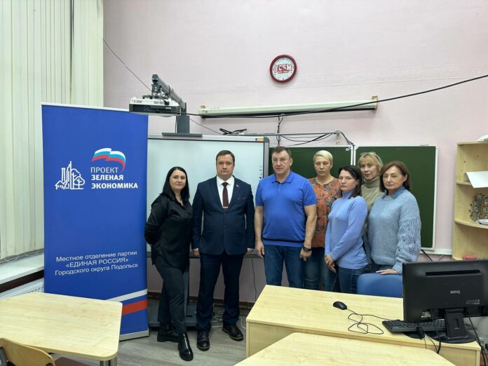 Депутат Совета депутатов встретился с коллективом Дворца молодежи