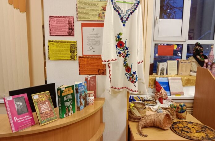 В библиотеке № 1 открылась книжная выставка на тему народного творчества и культуры России