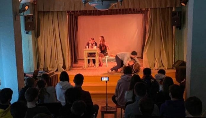 В СП «Орбита» Дворца творчества молодежи состоялся спектакль «Домой»