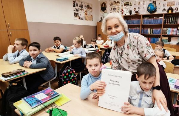 Работники Центральной детской библиотеки продемонстрировали книги с рельефно-точечным шрифтом