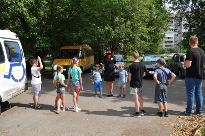 Автоинспекторы и общественники провели совместное профилактическое мероприятие в Подольске