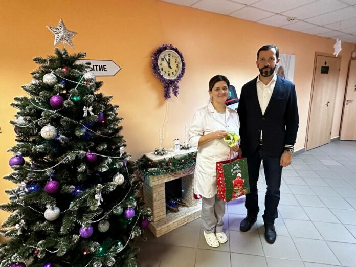 Депутат Совета депутатов в преддверии Нового года вручил Подольскому родильному дому подарки