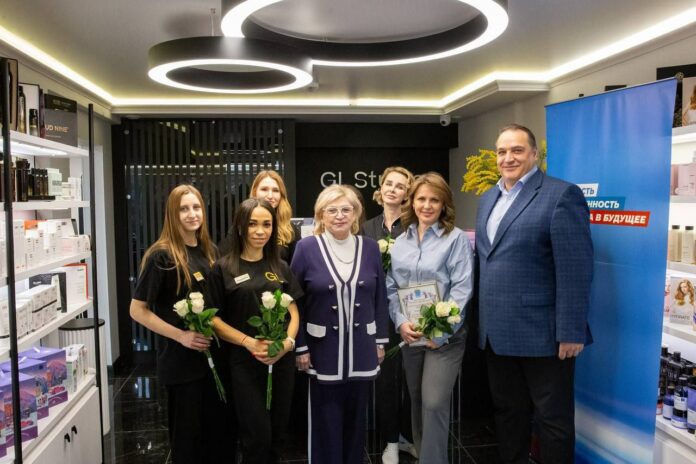 Однопартийцы поздравили трудовой коллектив салона GL Studio с Международным женским днем