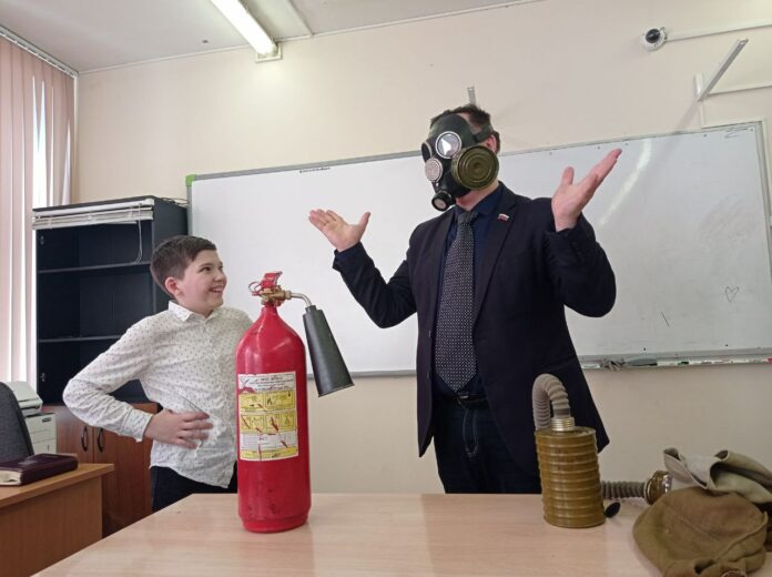Депутат горсовета провёл очередной тематический урок «Основы правильного использования при обращении с огнетушителем и...