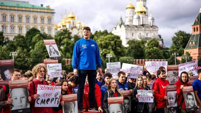 В Москве более 300 активистов МГЕР и «Волонтерской Роты» выразили протест против проведения посольского...