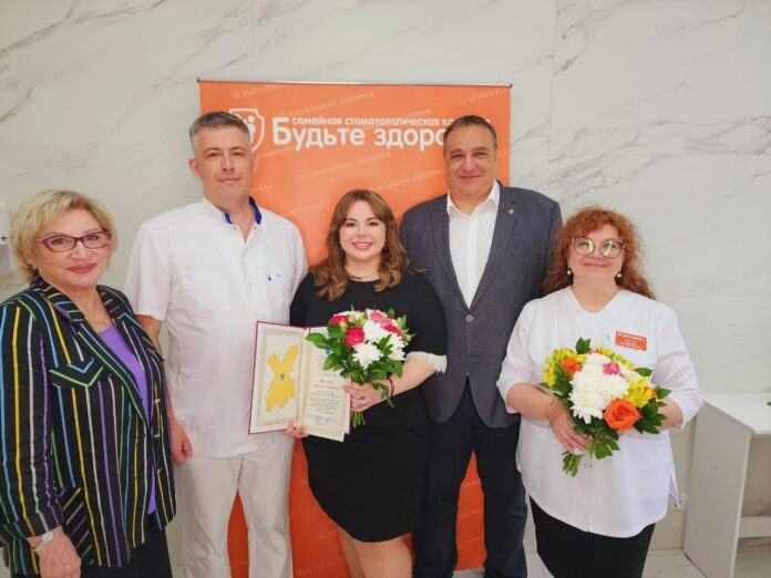 Однопартийцы поздравили сотрудников Семейной стоматологической клиники «Будьте здоровы»