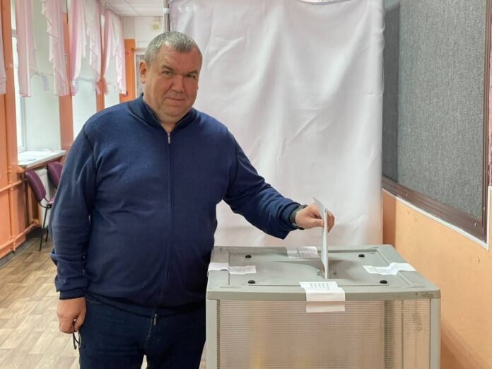 Депутаты Горсовета, члены фракции «Единая Россия» Юрий Алексеев и Михаил Семин отдали свой голос...