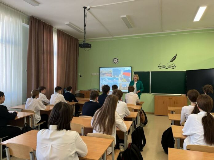 В Подольских школах партийцы рассказали ученикам о Дне воссоединения Крыма с Российской Федерацией