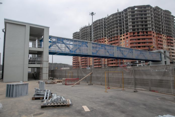 В округе завершается строительство надземного пешеходного перехода