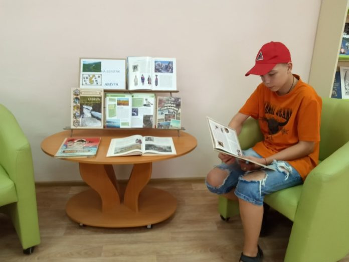 Выставка «На берегах Амура» открылась в подольской библиотеке № 13