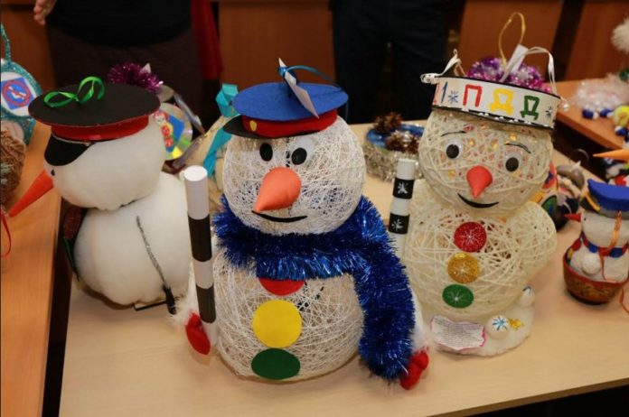 Более 150 работ направили школьники Подольска на конкурс «Правила дорожные соблюдай! Ёлку новогоднюю украшай!»