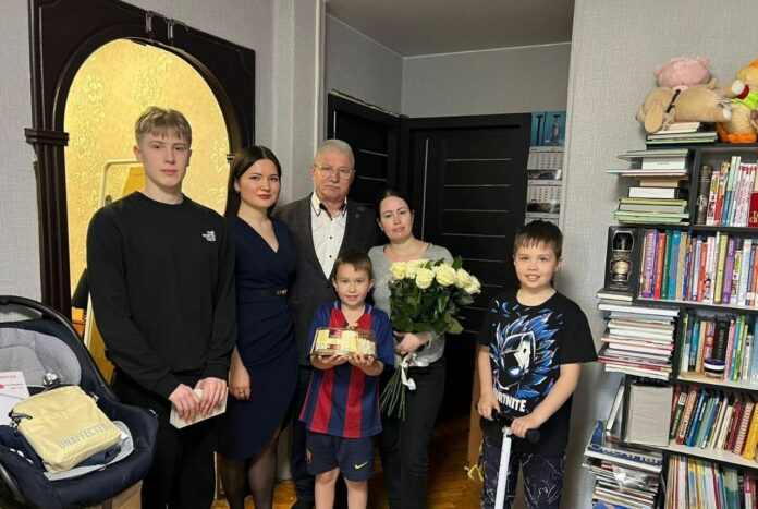 Однопартийцы навестили семью и поздравили с Днём рождения двух замечательных мальчишек — Эдуарда и...
