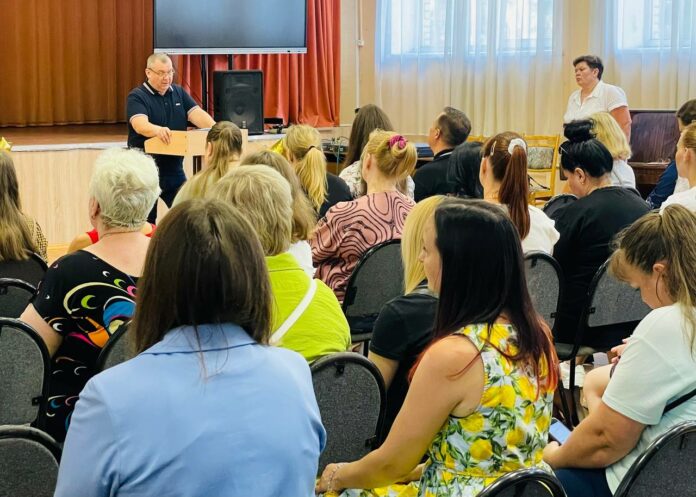 В подольской средней общеобразовательной школа N8 по адресу прошла встреча педагогов с родителями будущих...