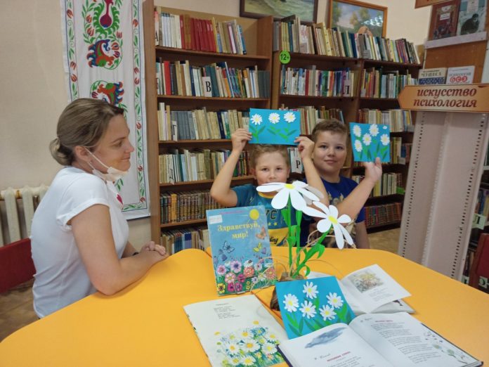 В детской библиотеке №27 дети сделали аппликации в виде ромашек