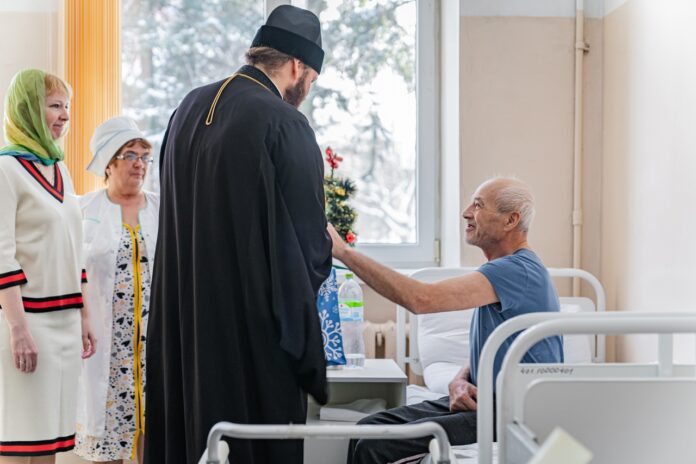 Пациентов в Подольской больнице поздравил Архиепископ Подольский и Люберецкий Аксий с Рождеством Христовым