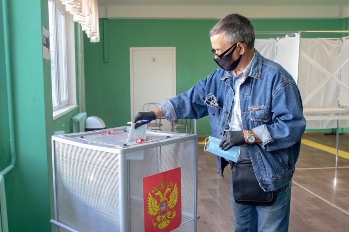 Голосование по внесению поправок в Конституцию Российской Федерации на всех избирательных участках проходит в...