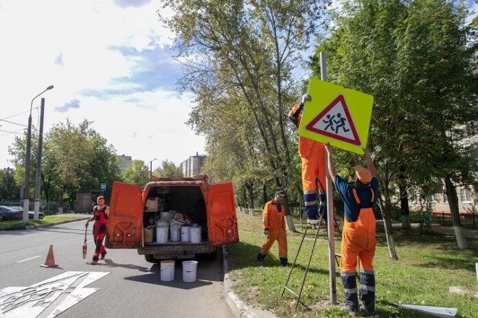 Примерно 200 дорожных знаков на флуоресцентной основе установили возле школ Большого Подольска