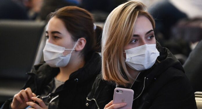 Роспотребнадзор сообщает: маска снижает риск респираторных инфекций почти в 2 раза