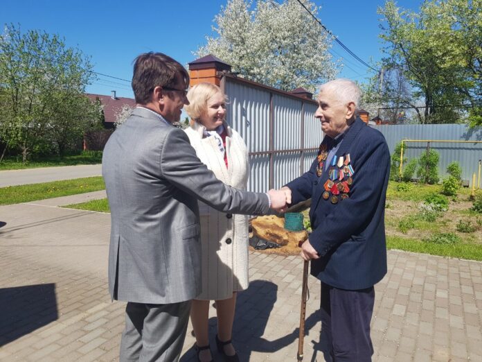 Единороссы вручили пасхальные куличи ветеранам