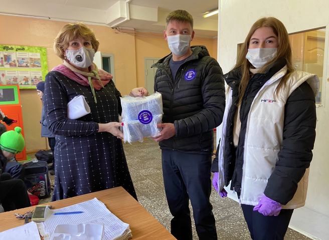 Медицинские маски передают в школы молодогвардейцы