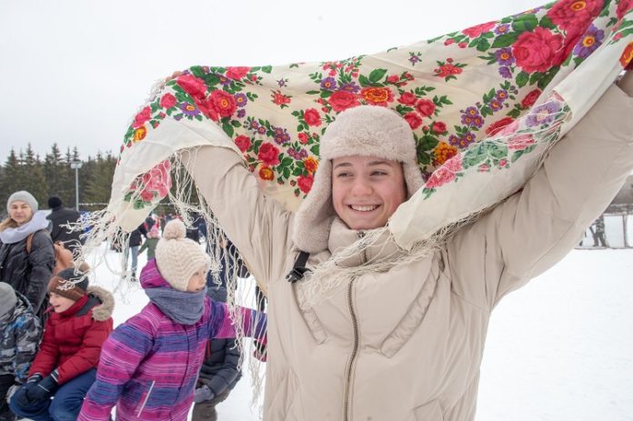 «Зимушку провожаем, веселимся, не скучаем!»: праздник Масленицы прошел в ФСК «Заречье»