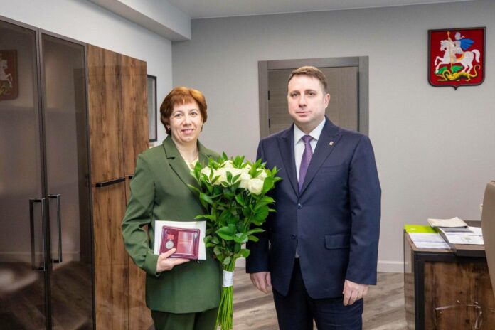 Секретарь подольского отделения партии «Единая Россия» наградил сторонника партии Екатерину Мигалину