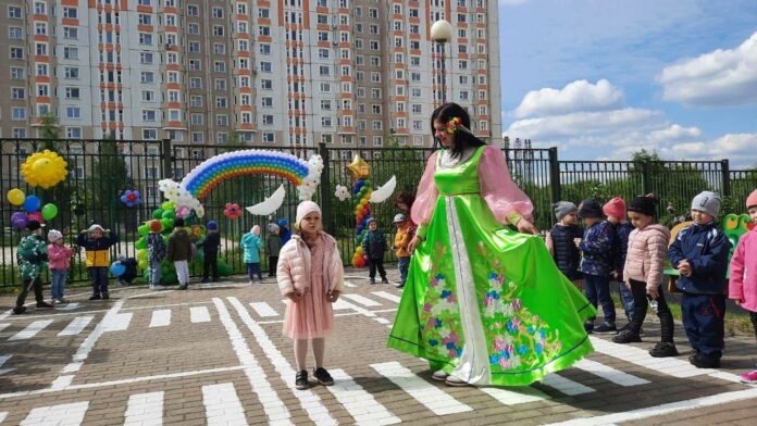 Андрей Воробьев вручил воспитателю из Подольска сертификат социальной ипотеки