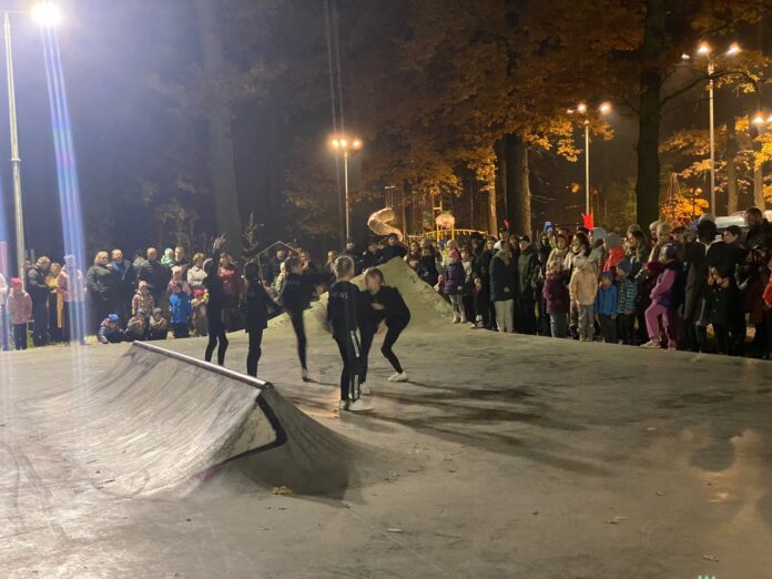 Коллектив арт-лаборатории «Панорама» выступил в парке «Дубрава»