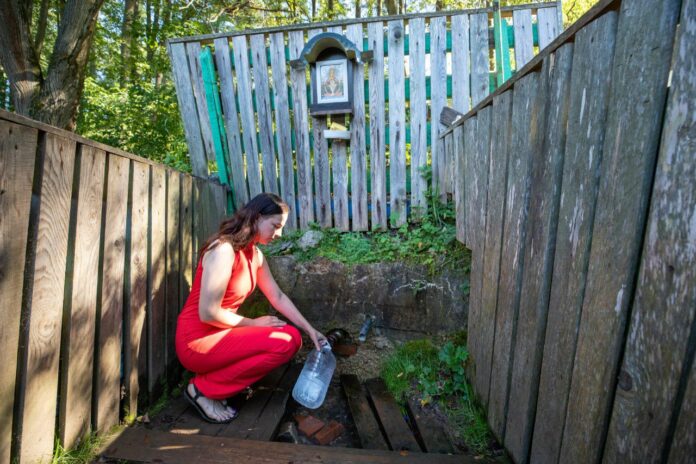 В Подольске благоустраивают родник в дер. Бородино