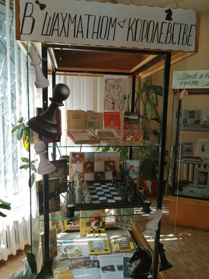 Книжная выставка — инсталляция работает в библиотеке №27