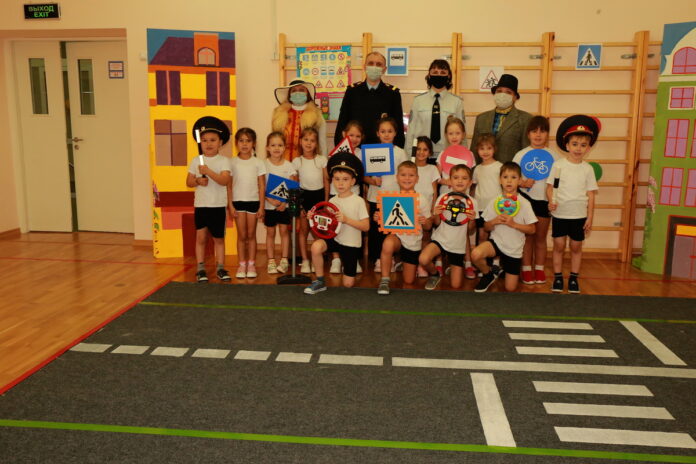 В детском саду №57 «Ладушки» работники автоинспекции провели в игровой форме тематический урок по...