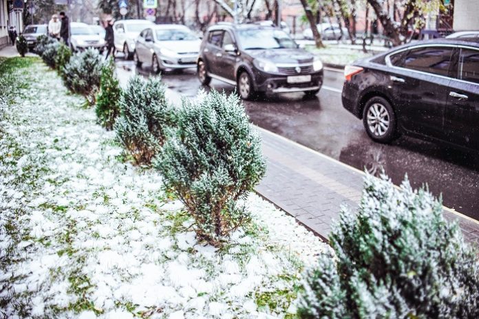 Водителям региона посоветовали быть осторожнее на дорогах из-за снега и наледи 