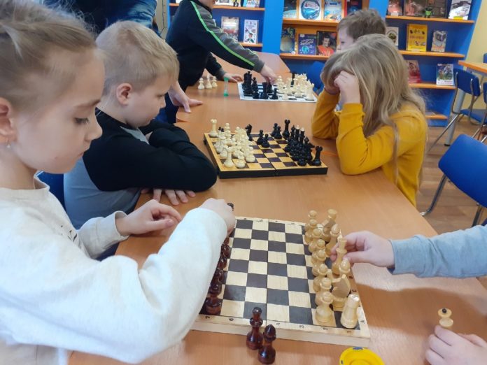 Детская библиотека №11 приглашает юных горожан на занятия шахматами