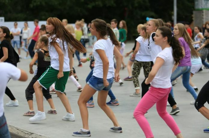 Открытые занятия зумбой проходят в парке им. Талалихина