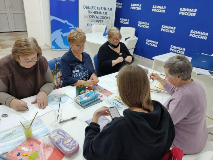 Депутат Горсовета организовала участие инвалидов в мастер-классе по рисованию.