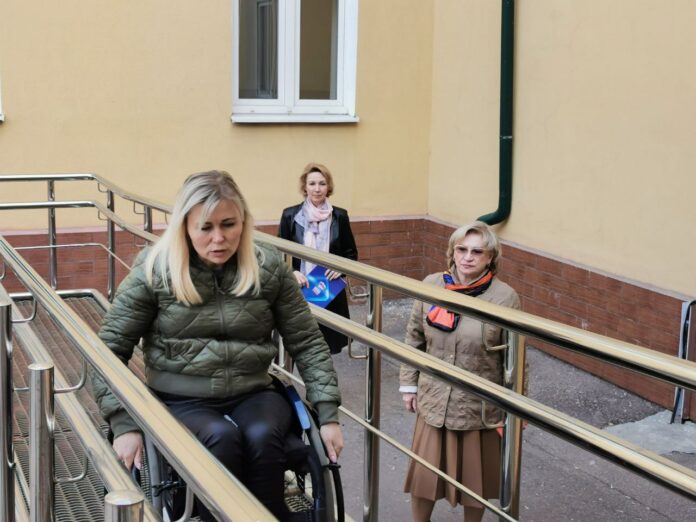 Новый пандус проверили на соответствие нормам