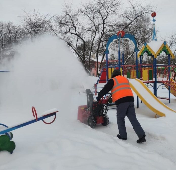 К уборке дворовых территорий от снега в Большом Подольске были привлечены более 600 дворников...