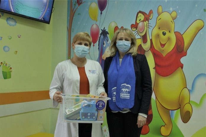 Книги и игрушки передали «Доброй комнате» детской поликлиники №2