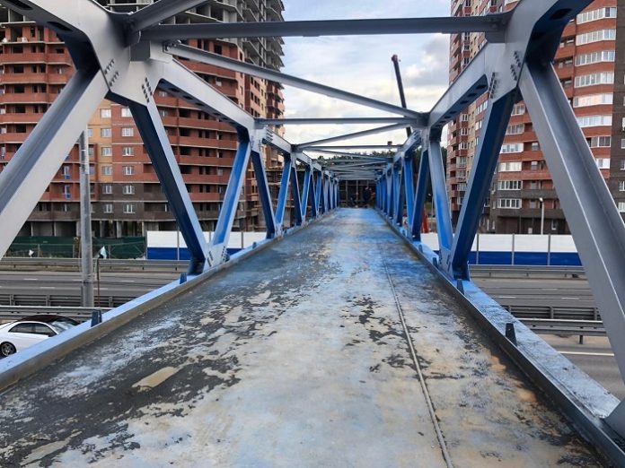 На Старосимферопольском шоссе смонтировали пролетное строение надземного пешеходного перехода