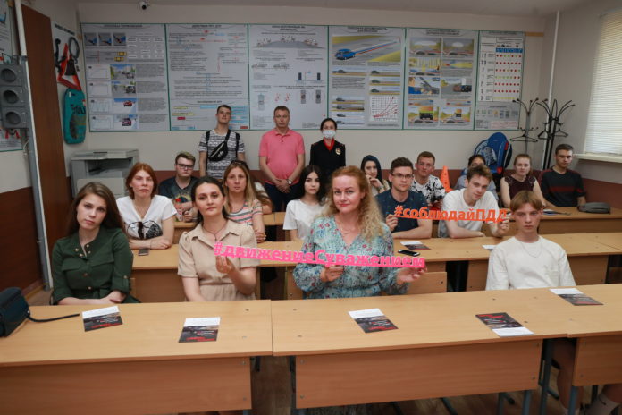 Автоинспекторы Большого Подольска организовали социальный раунд «Некуда спешить»